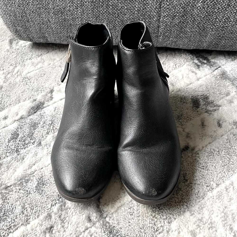 Call it spring Chelsea ankle boots
Size: US 6.5 / EUR 37